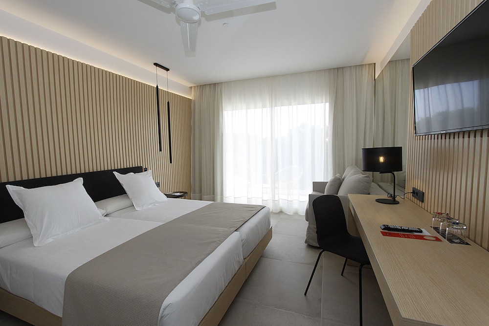 BG Hotel Caballero — Hotel rooms in Playa de Palma, Balearic Islands