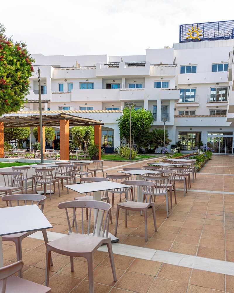 Ohtels Cabogata — Hotel building in Almeria, Andalusia