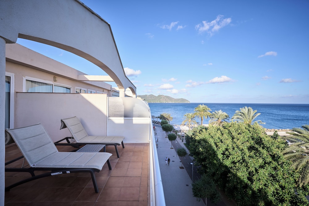 Catalonia Del Mar - Adults Only — Hotel building in Cala Bona, Balearic Islands