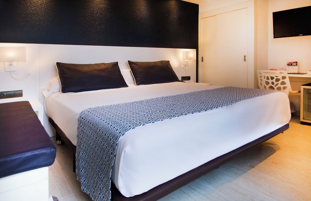 Catalonia Del Mar - Adults Only — Hotel rooms in Cala Bona, Balearic Islands