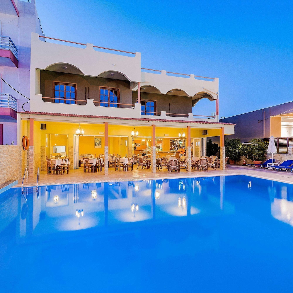Esmeralda Hotel — Swimming pool in Kremasti, South Aegean