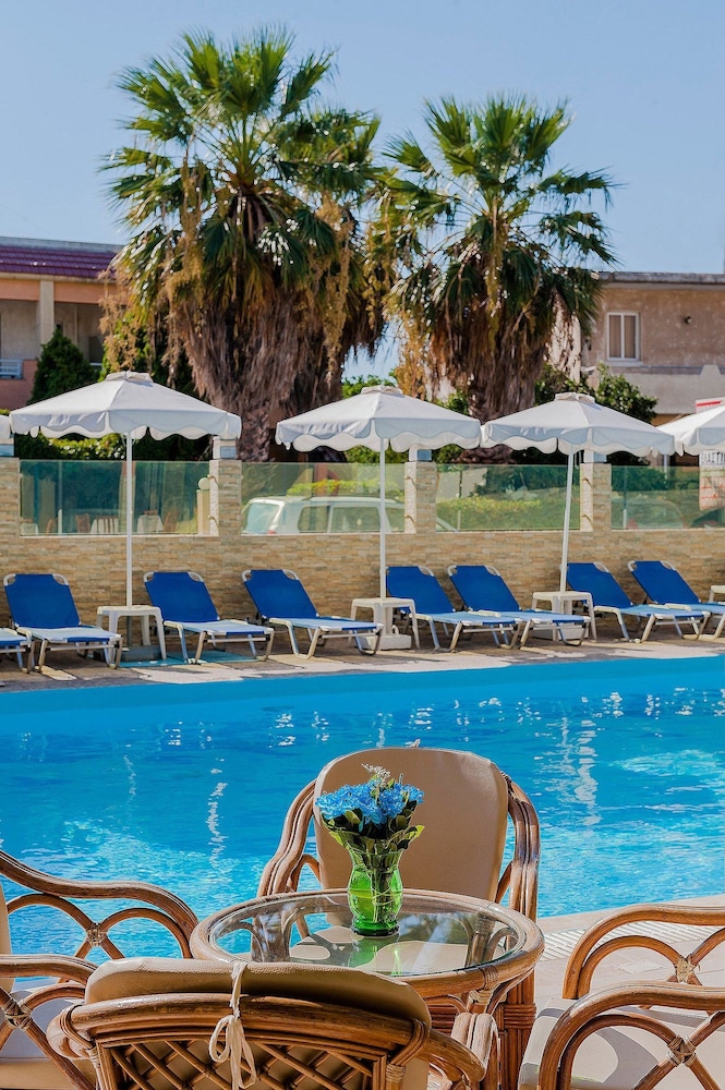 Esmeralda Hotel — Swimming pool in Kremasti, South Aegean