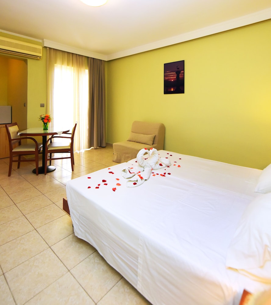 Esmeralda Hotel — Hotel rooms in Kremasti, South Aegean