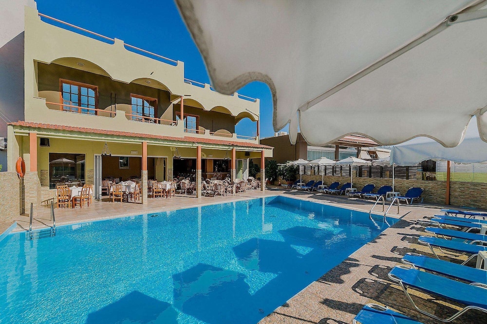 Esmeralda Hotel — Swimming pool in Kremasti, South Aegean