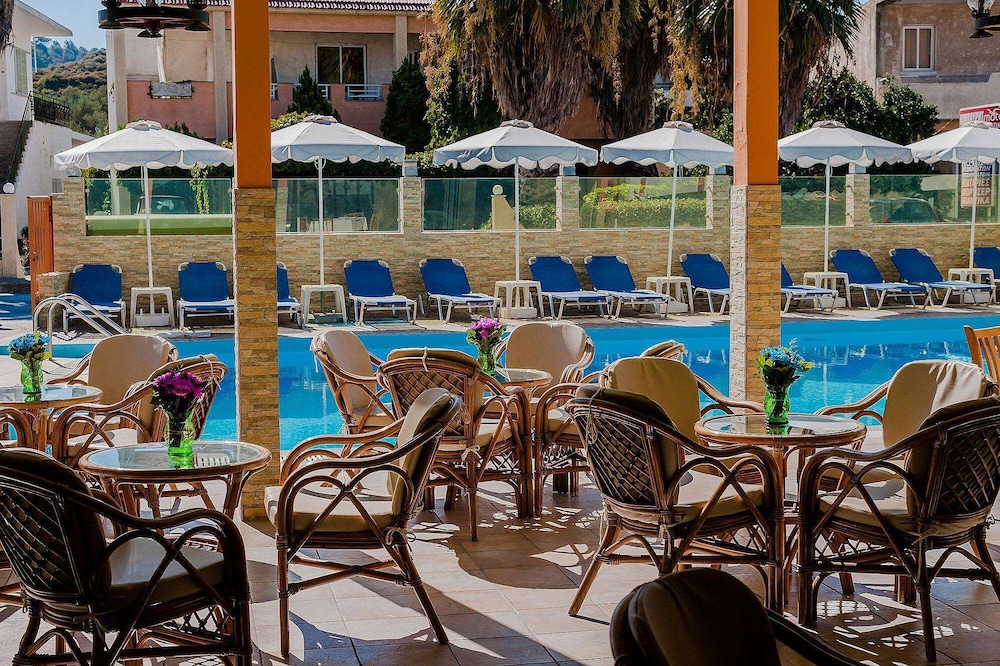 Esmeralda Hotel — Swimming pool in Kremasti, South Aegean