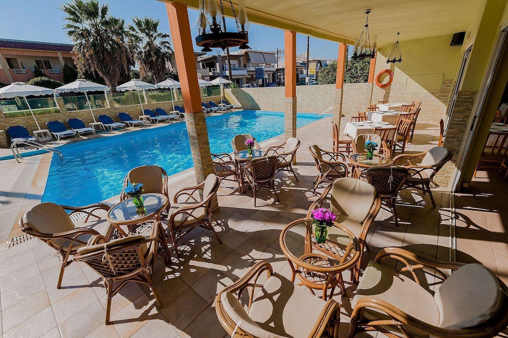 Esmeralda Hotel — Swimming pool in Kremasti, South Aegean