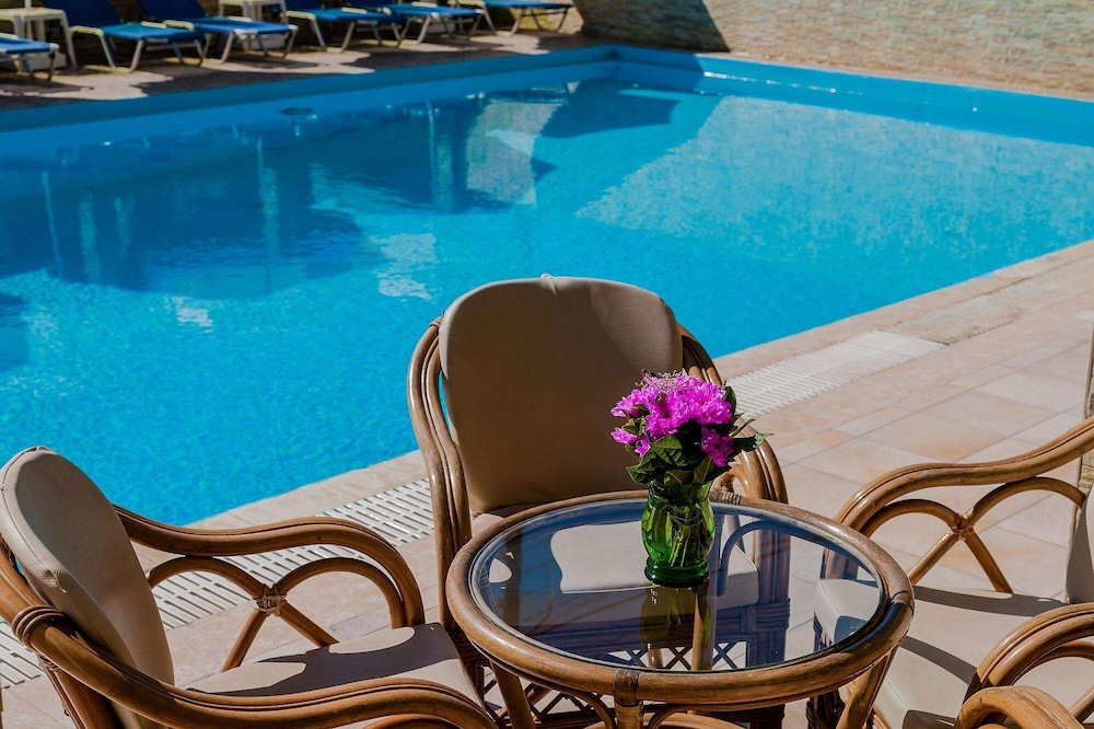 Esmeralda Hotel — Swimming pool in Kremasti, South Aegean