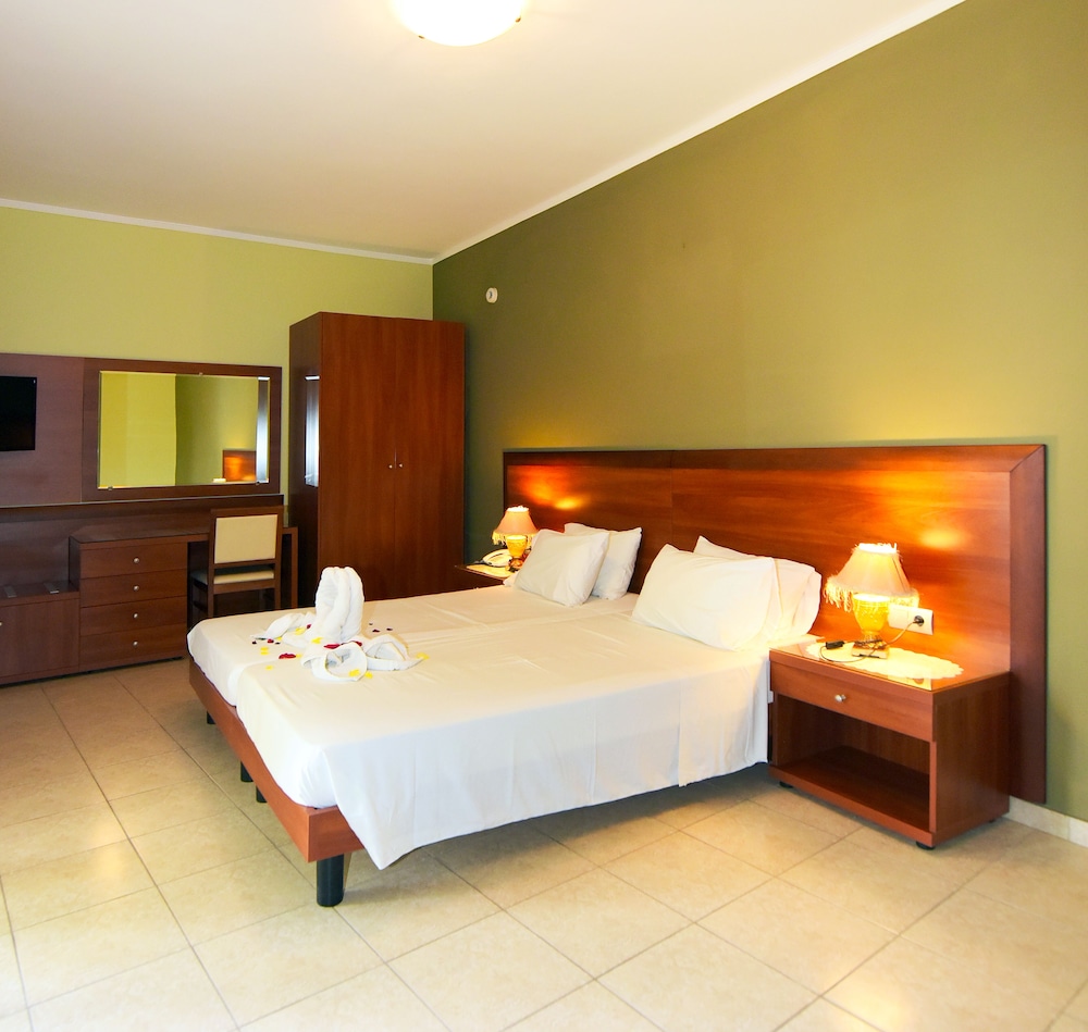 Esmeralda Hotel — Hotel rooms in Kremasti, South Aegean