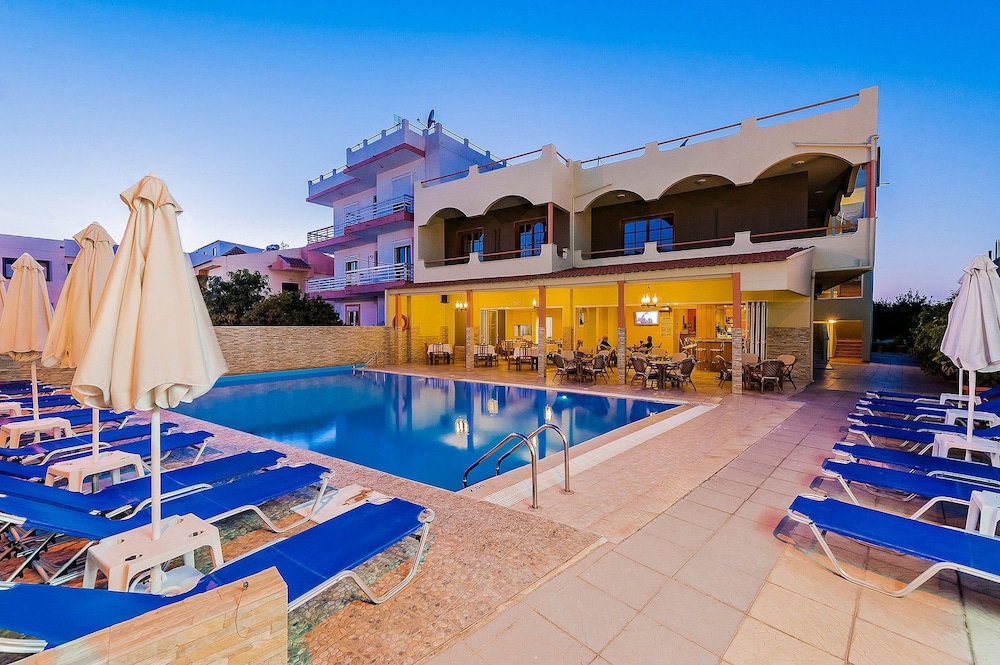 Esmeralda Hotel — Swimming pool in Kremasti, South Aegean