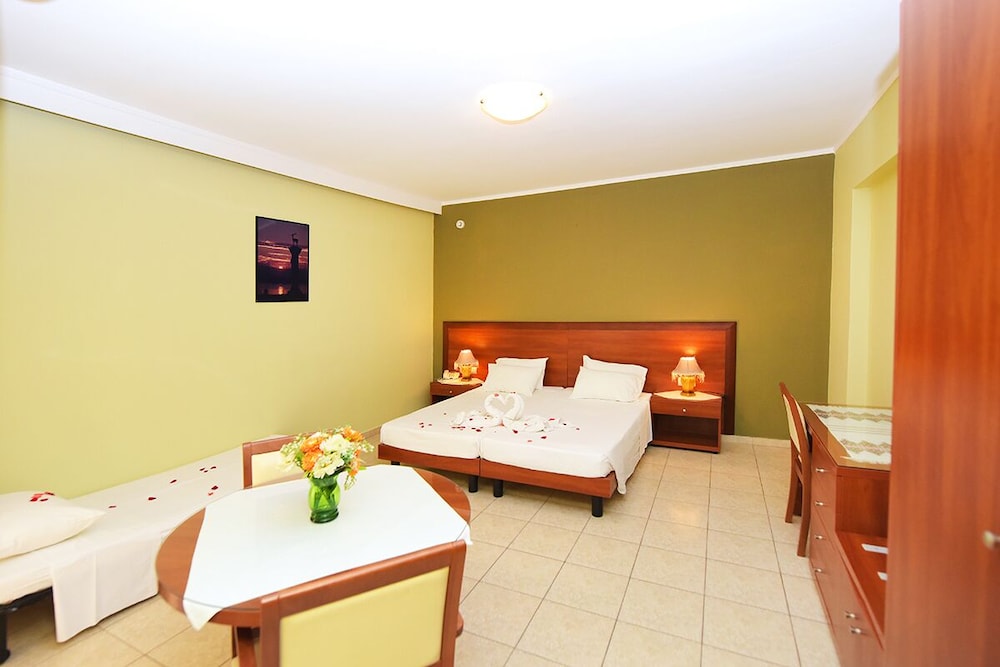 Esmeralda Hotel — Hotel rooms in Kremasti, South Aegean