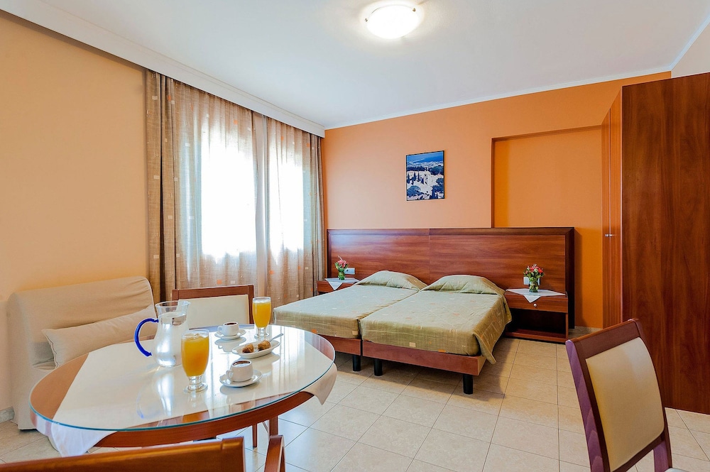 Esmeralda Hotel — Hotel rooms in Kremasti, South Aegean