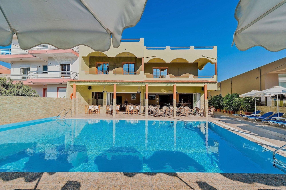 Esmeralda Hotel — Swimming pool in Kremasti, South Aegean