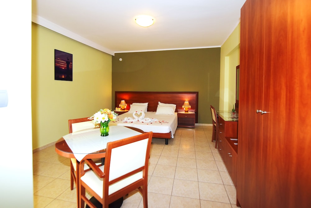 Esmeralda Hotel — Hotel rooms in Kremasti, South Aegean