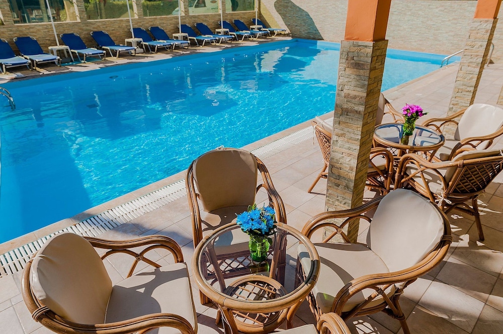 Esmeralda Hotel — Swimming pool in Kremasti, South Aegean