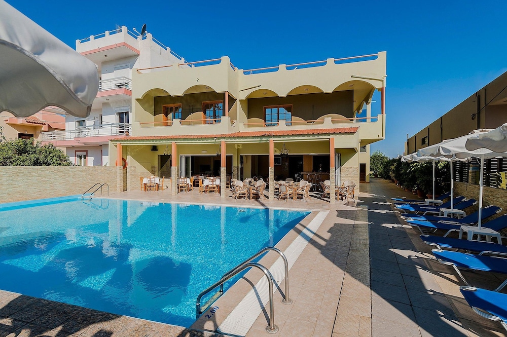 Esmeralda Hotel — Swimming pool in Kremasti, South Aegean