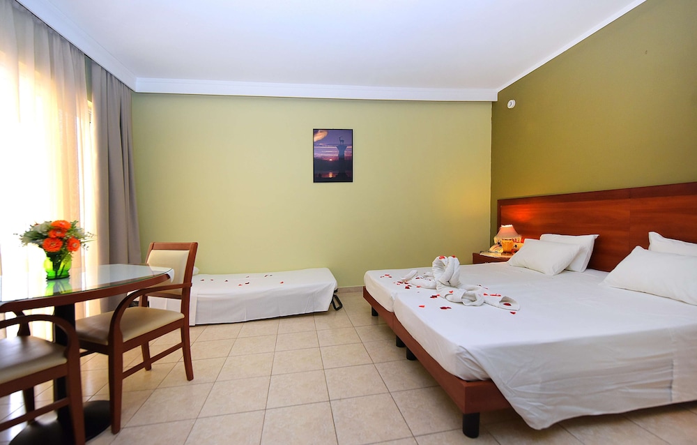 Esmeralda Hotel — Hotel rooms in Kremasti, South Aegean