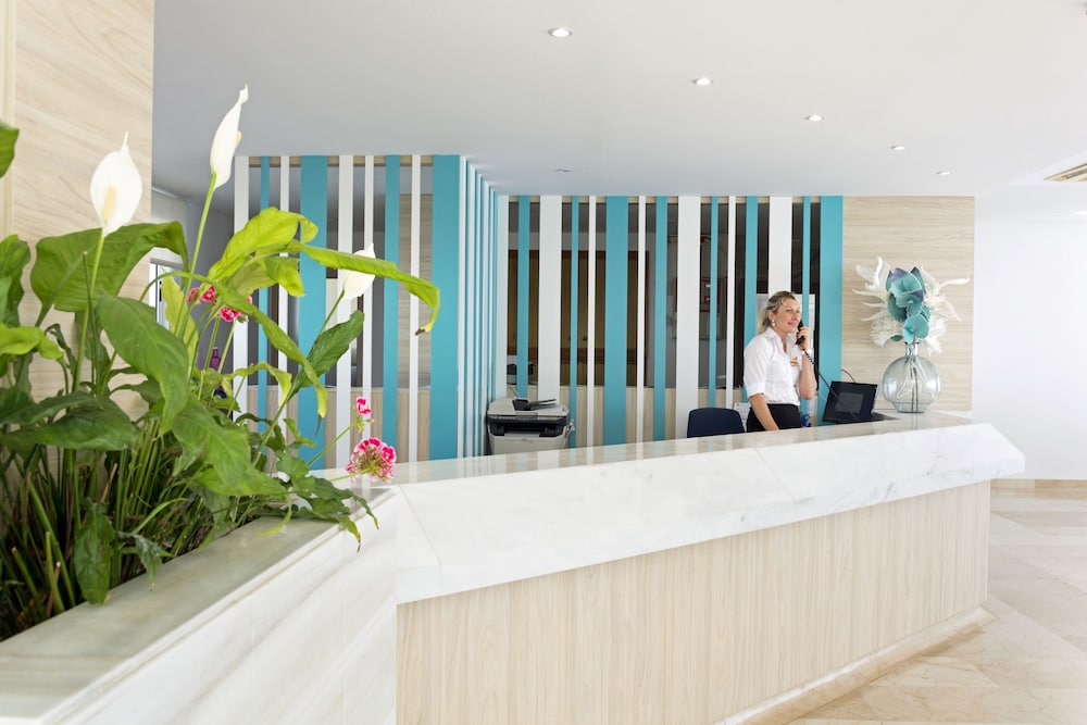 Aparthotel HSM Calas Park - All Inclusive — Hotel building in Calas de Mallorca, Balearic Islands