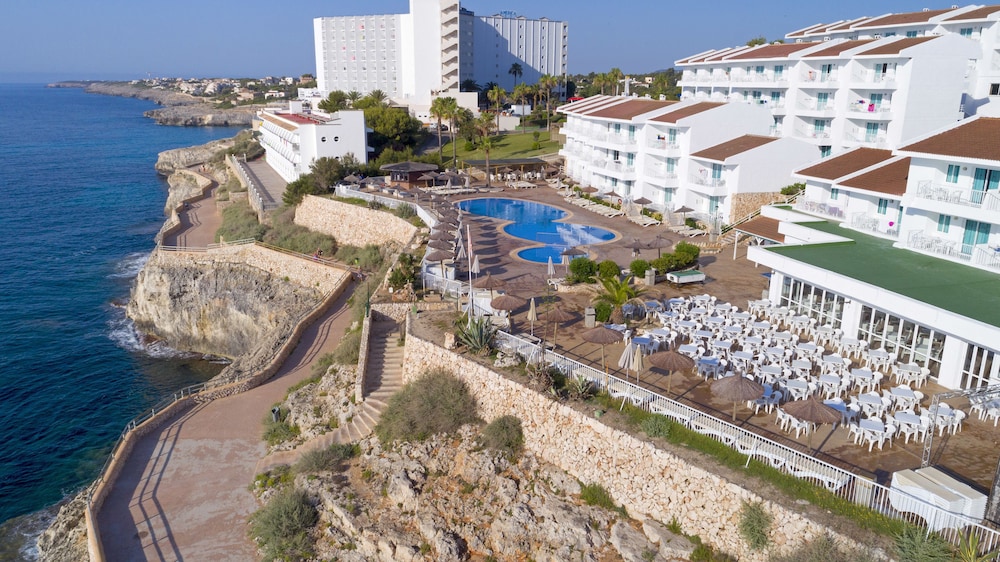 Aparthotel HSM Calas Park - All Inclusive — Hotel building in Calas de Mallorca, Balearic Islands