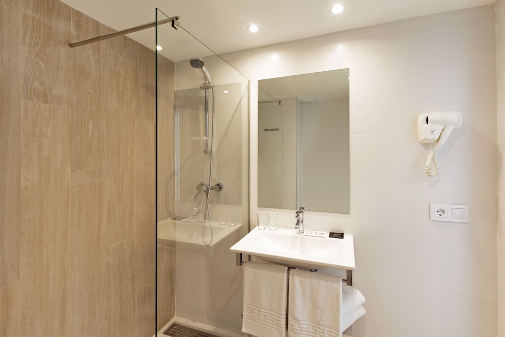 Aparthotel HSM Calas Park - All Inclusive — Hotel rooms in Calas de Mallorca, Balearic Islands
