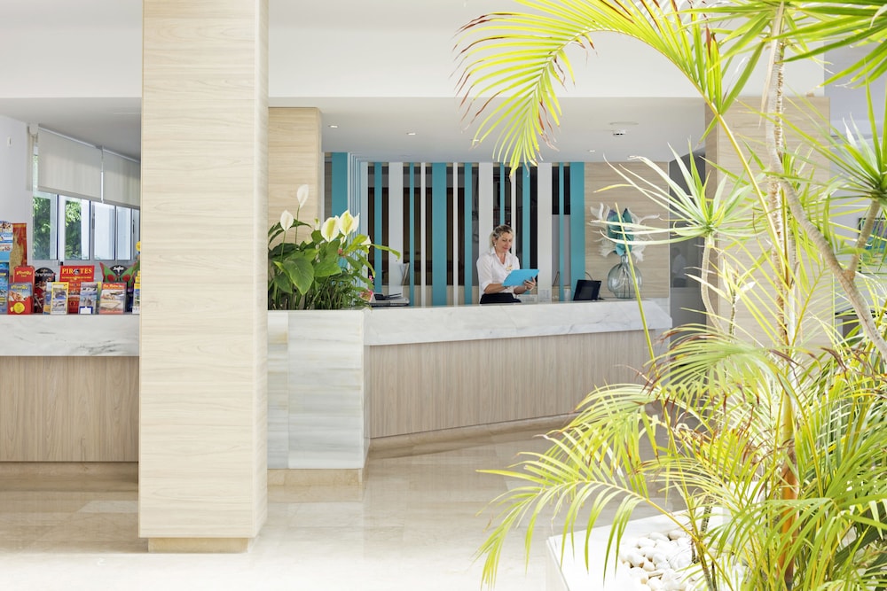 Aparthotel HSM Calas Park - All Inclusive — Hotel building in Calas de Mallorca, Balearic Islands