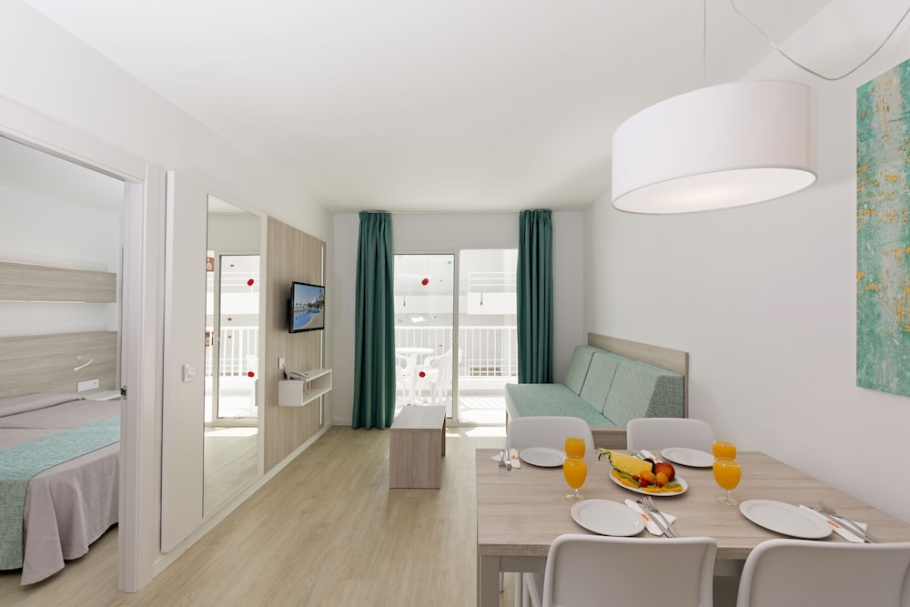 Aparthotel HSM Calas Park - All Inclusive — Hotel rooms in Calas de Mallorca, Balearic Islands
