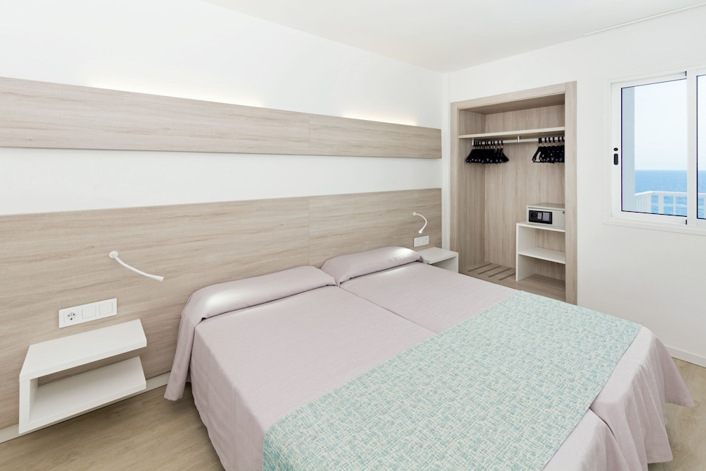 Aparthotel HSM Calas Park - All Inclusive — Hotel rooms in Calas de Mallorca, Balearic Islands
