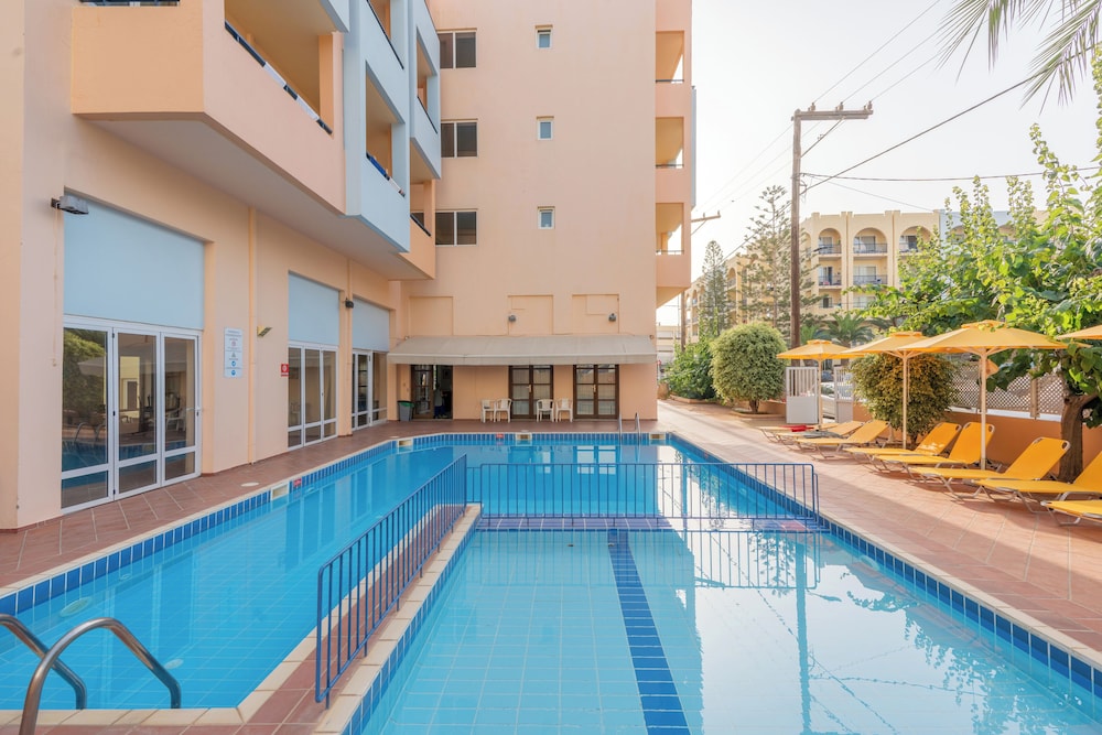 Lefkoniko Bay — Swimming pool in Rethymnon