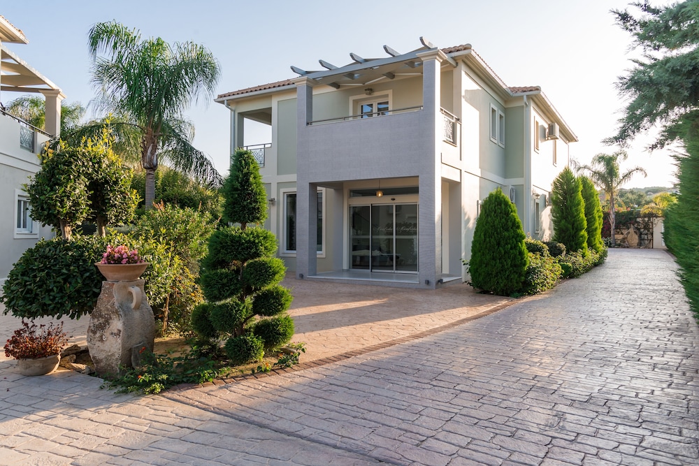Mamfredas Luxury Resort — Hotel building in Tsilivi, Ionian Islands