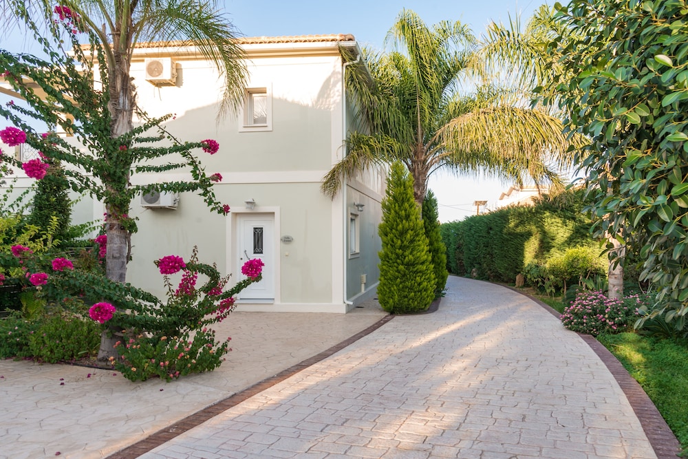 Mamfredas Luxury Resort — Hotel building in Tsilivi, Ionian Islands