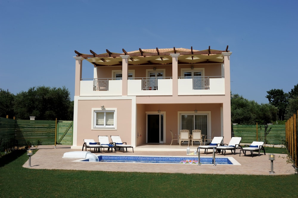 Mamfredas Luxury Resort — Swimming pool in Tsilivi, Ionian Islands