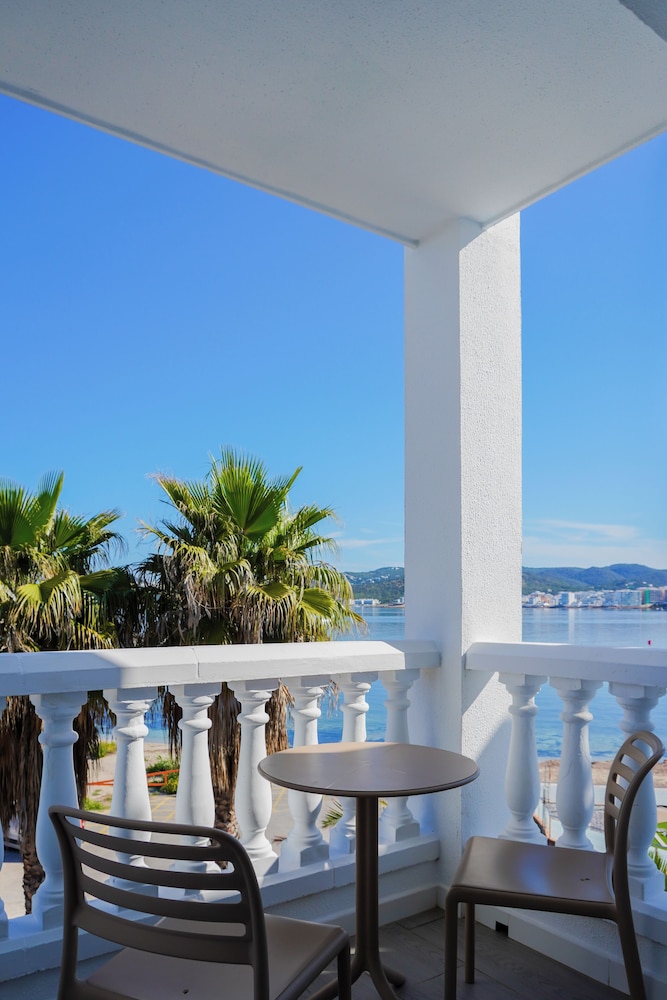 ENDLSS BEACH & DISCO HOTEL IBIZA ADULTS ONLY — Beach in San Antonio, Balearic Islands