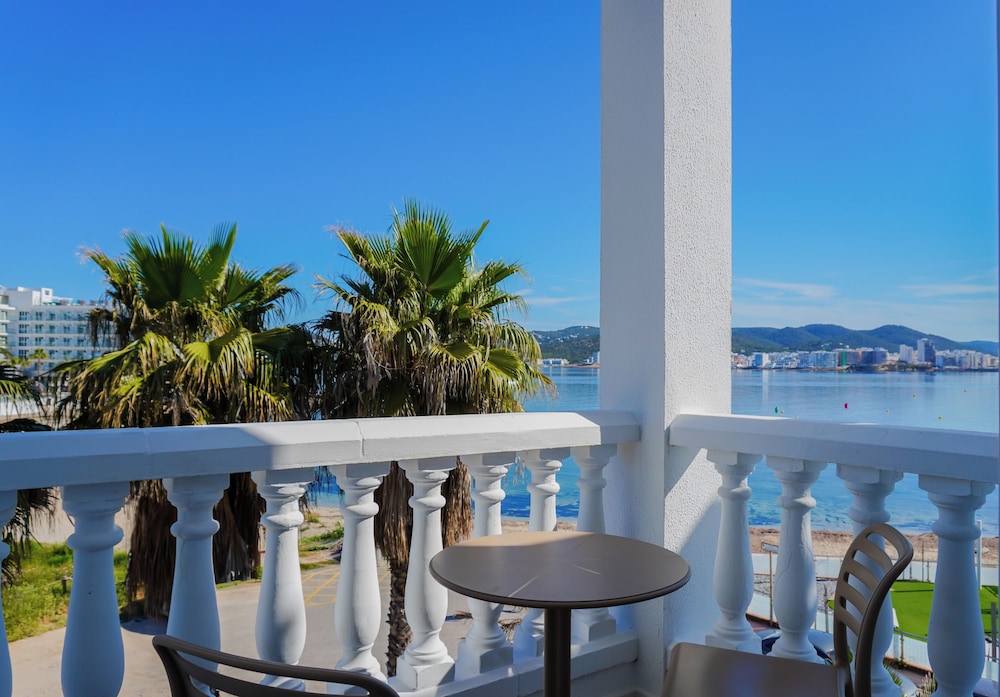 ENDLSS BEACH & DISCO HOTEL IBIZA ADULTS ONLY — Beach in San Antonio, Balearic Islands