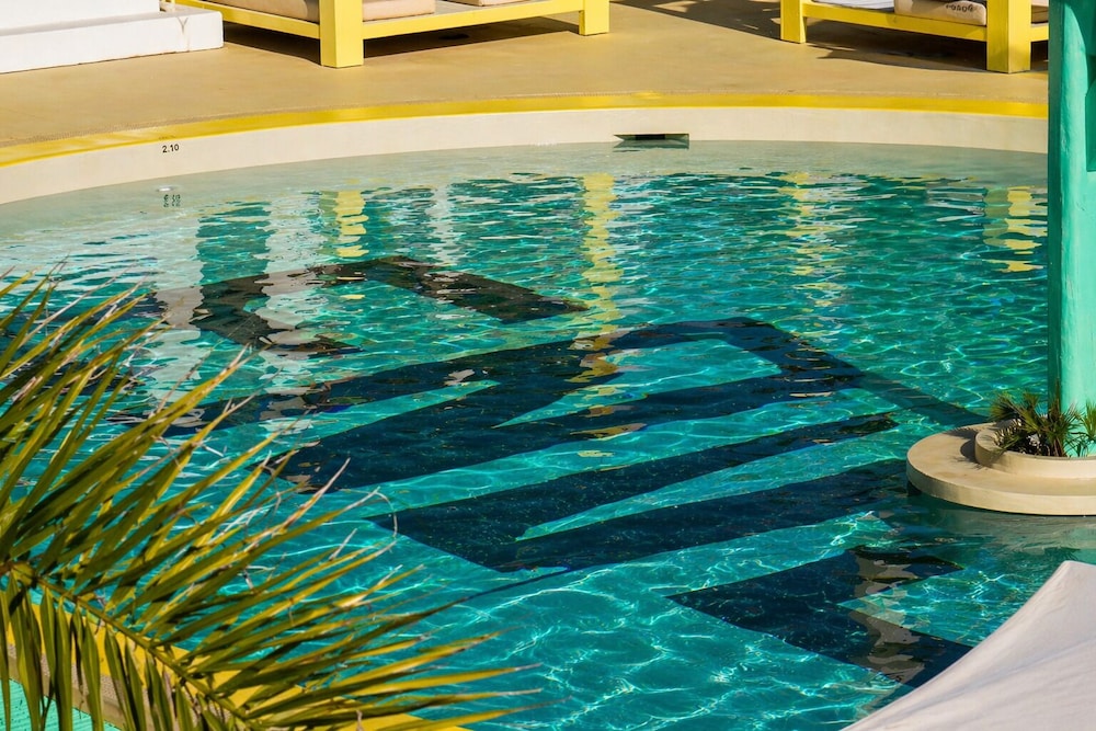 ENDLSS BEACH & DISCO HOTEL IBIZA ADULTS ONLY — Swimming pool in San Antonio, Balearic Islands