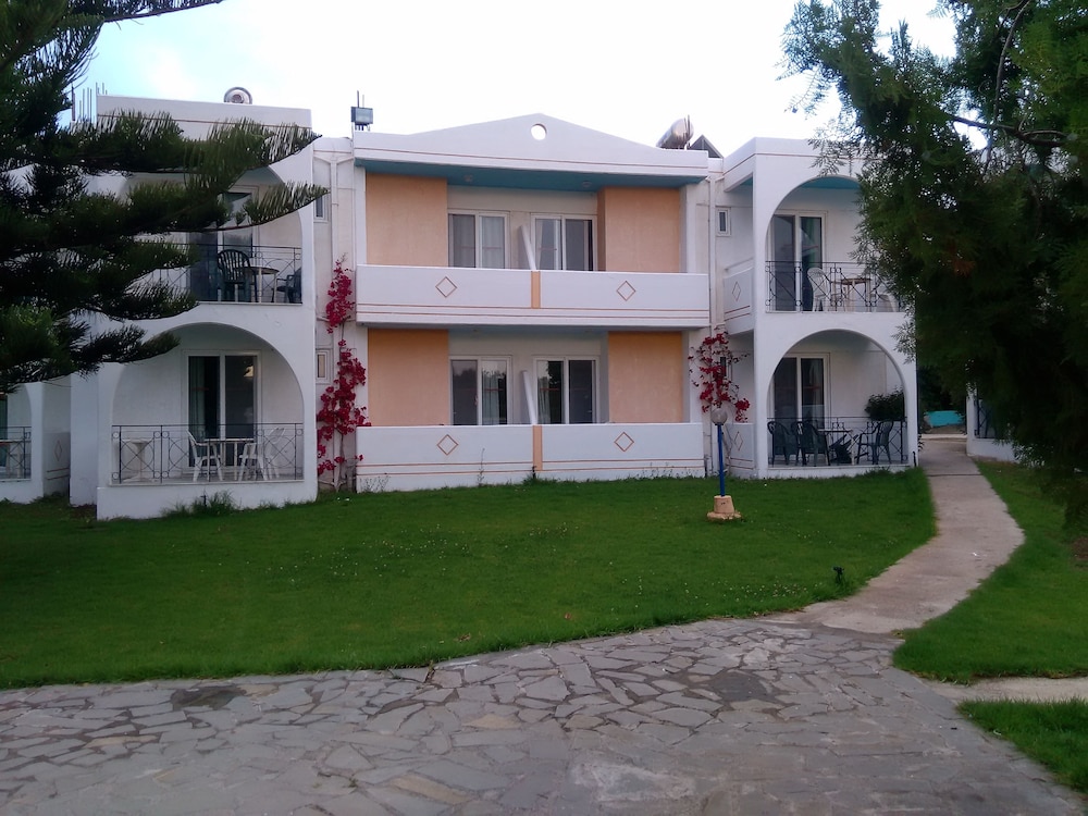 Summer Dream Hotel By Anayia All Inclusive Resorts — Hotel building in Theologos, South Aegean
