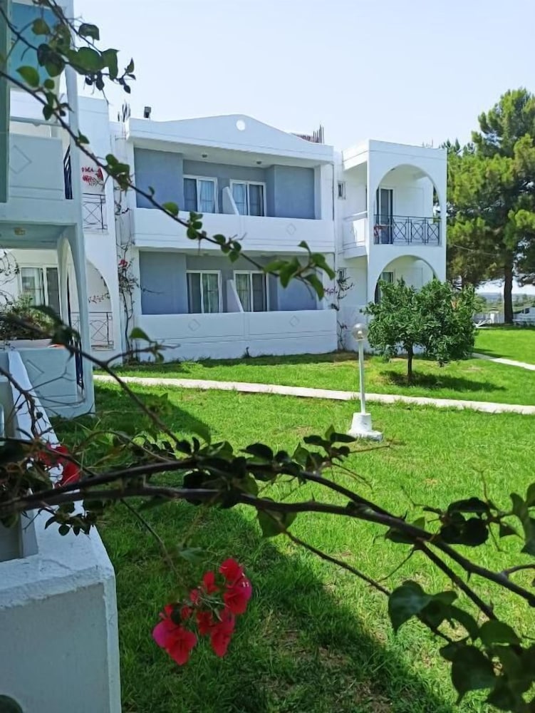 Summer Dream Hotel By Anayia All Inclusive Resorts — Hotel building in Theologos, South Aegean