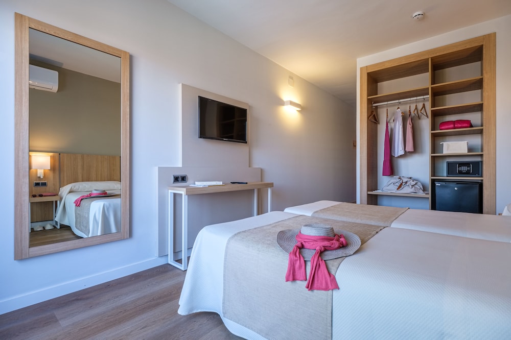 California Garden — Hotel rooms in Salou, Catalonia