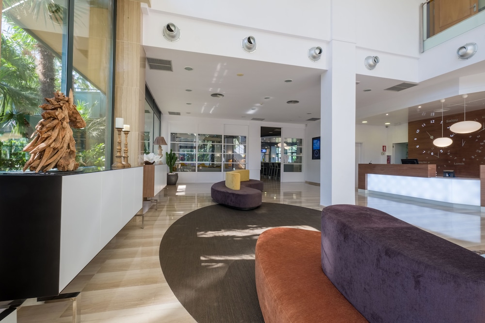 Hotel California Palace — Hotel building in Salou, Catalonia
