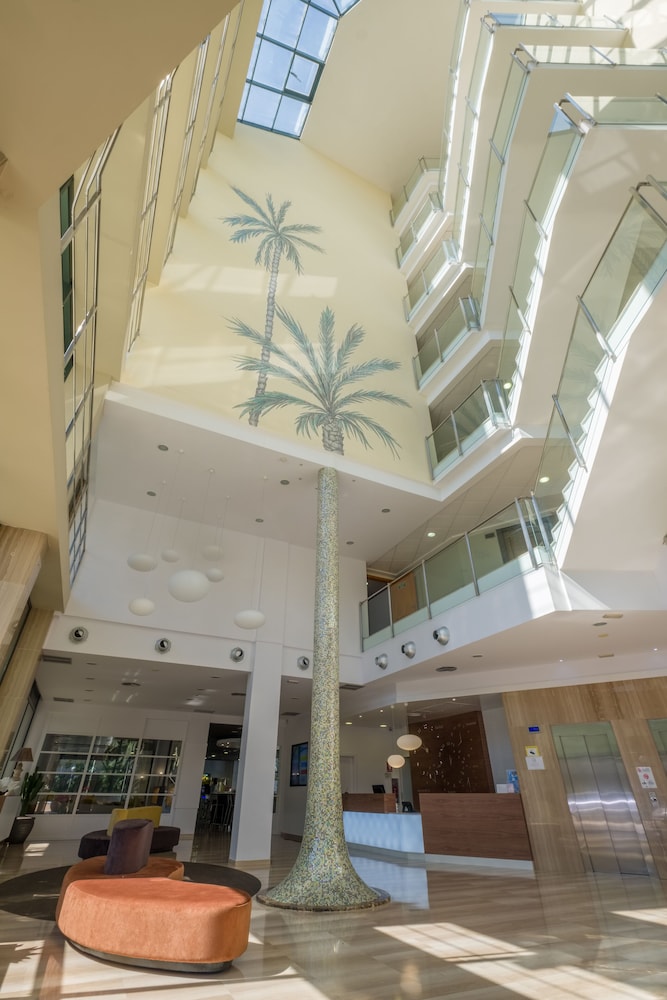 Hotel California Palace — Hotel building in Salou, Catalonia