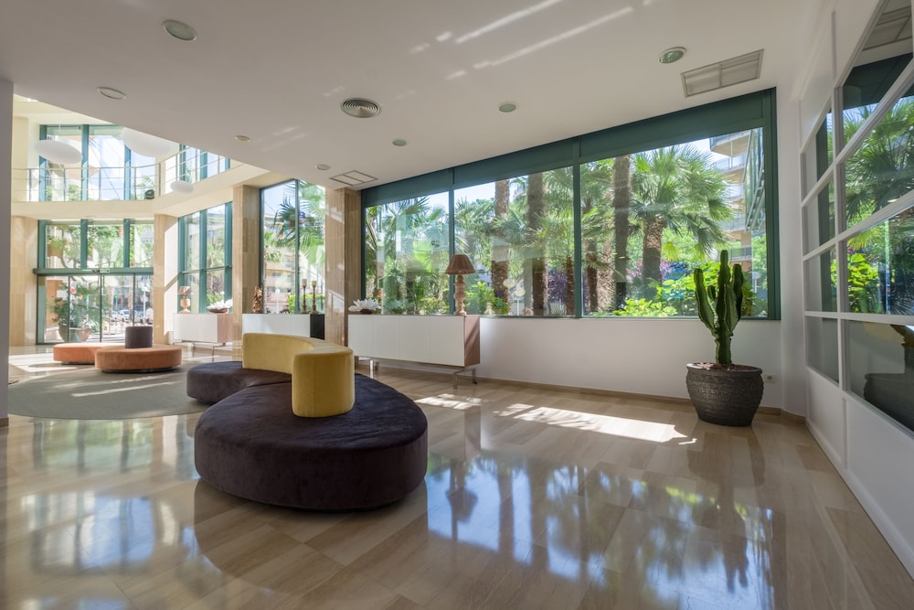 Hotel California Palace — Hotel building in Salou, Catalonia