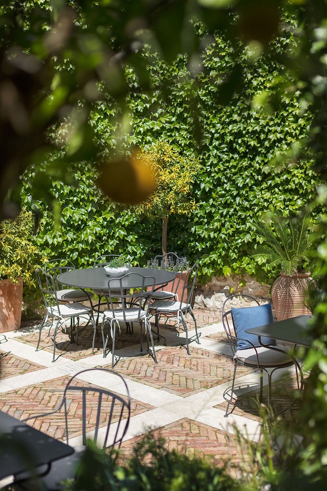 Almayer Art & Heritage Adults Only Hotel & Dépendance Rooms — Restaurant & bars in Zadar, Zadar
