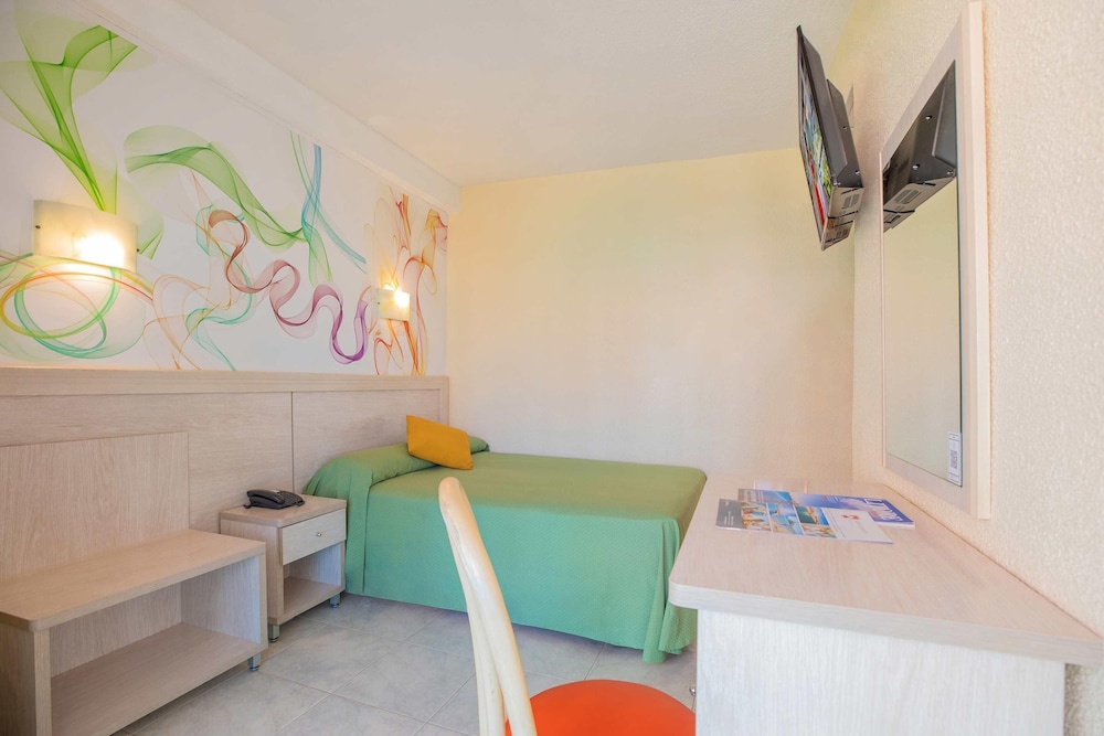 Hotel Servigroup Calypso — Hotel rooms in Benidorm, Valencian Community