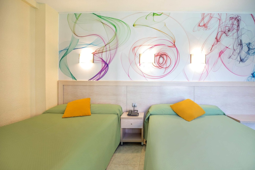 Hotel Servigroup Calypso — Hotel rooms in Benidorm, Valencian Community