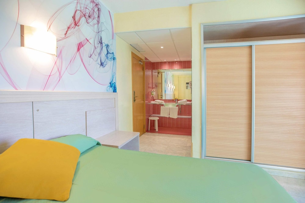 Hotel Servigroup Calypso — Hotel rooms in Benidorm, Valencian Community