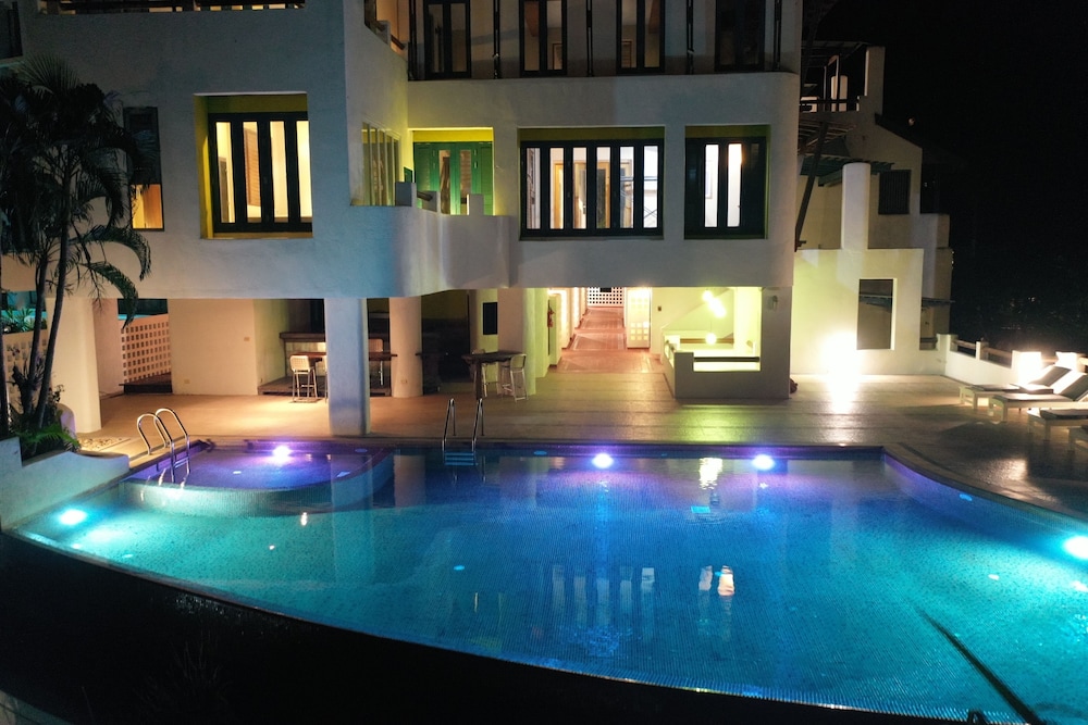 Ao Nang Colors Hotel - Aonang Beach — Hotel building in Ao Nang, Krabi