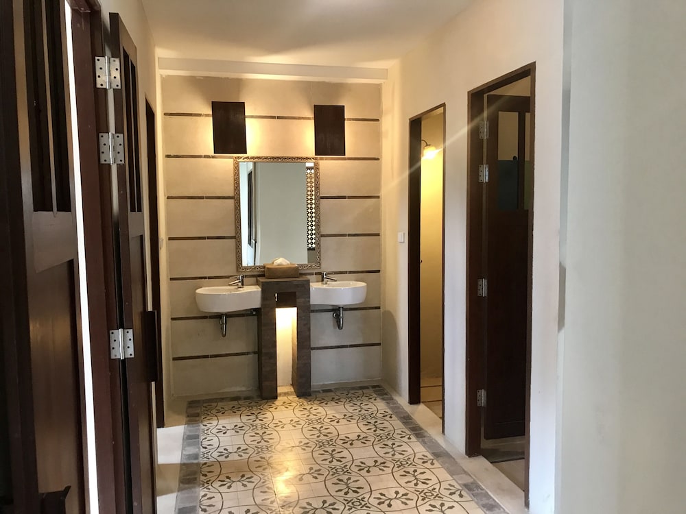 Ao Nang Colors Hotel - Aonang Beach — Hotel building in Ao Nang, Krabi