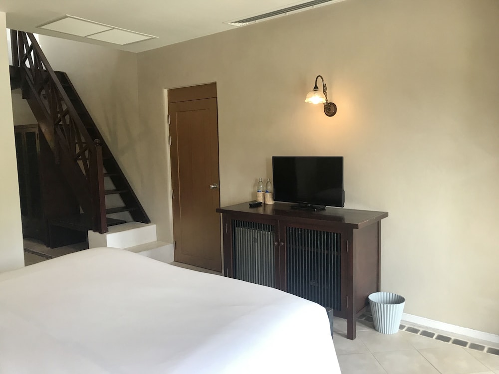 Ao Nang Colors Hotel - Aonang Beach — Hotel rooms in Ao Nang, Krabi