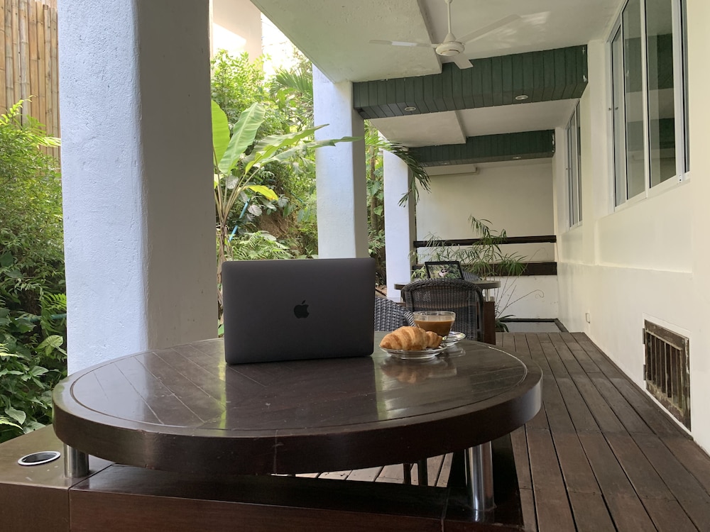 Ao Nang Colors Hotel - Aonang Beach — Hotel building in Ao Nang, Krabi