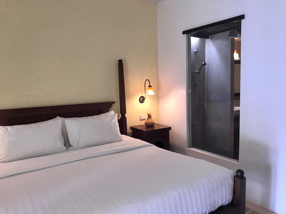 Ao Nang Colors Hotel - Aonang Beach — Hotel rooms in Ao Nang, Krabi