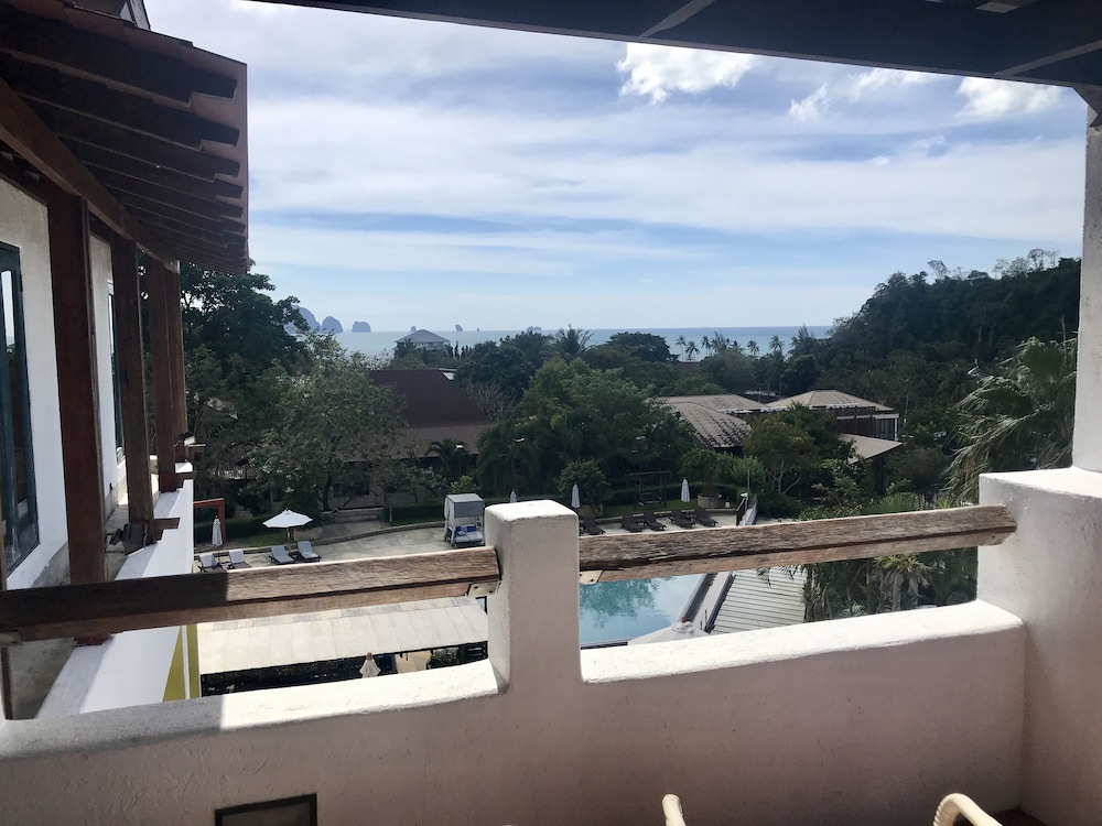 Ao Nang Colors Hotel - Aonang Beach — Hotel building in Ao Nang, Krabi
