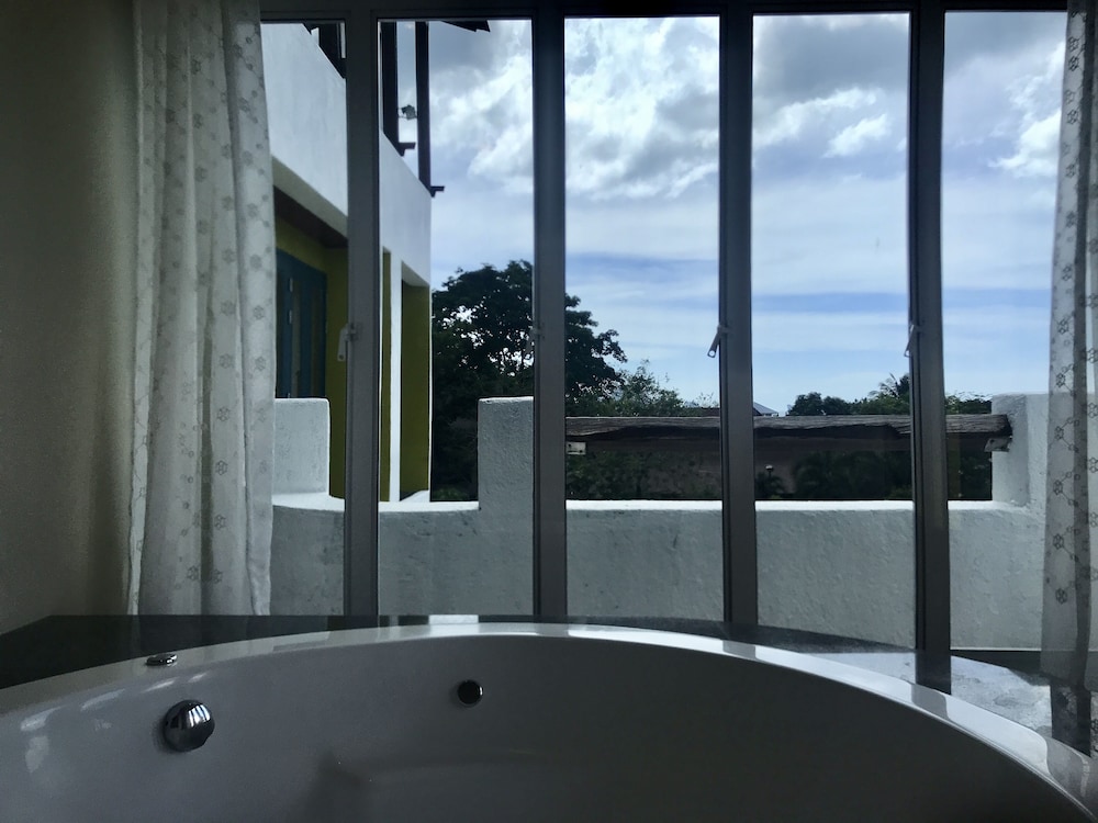 Ao Nang Colors Hotel - Aonang Beach — Hotel rooms in Ao Nang, Krabi